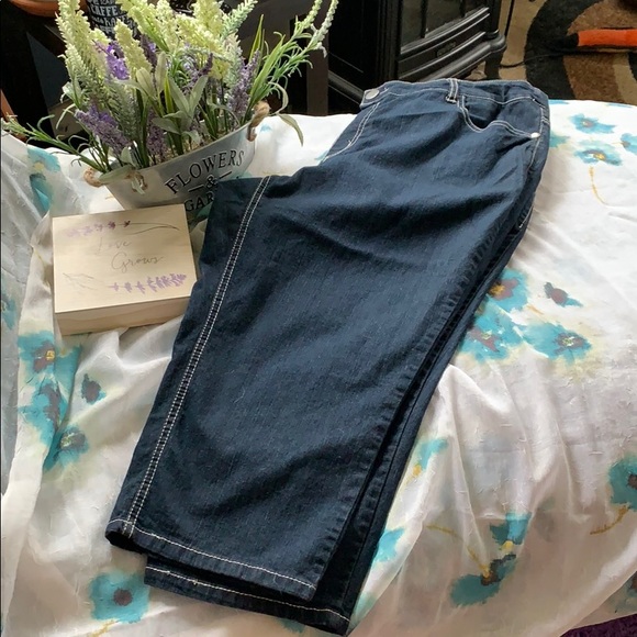 Avenue Pants - 3/$25🌟🌟🌟Avenue Pull on denim Capri leggings